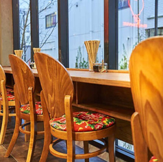 開放感のある大きな窓があるカウンター席はお一人様でもお気軽にご利用いただけます。