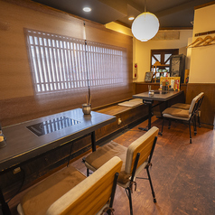 広々としたテーブル席で素敵なひと時を！