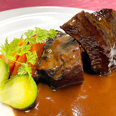 牛ホホ肉の赤ワイン煮込み