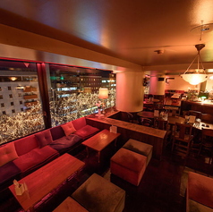 【絶景の夜景を一望】８階からの夜景を楽しめる人気の窓際席。非日常空間で、日ごろの喧騒から離れて、落ち着いた時間を。様々なお料理や、ドリンクをご用意しているので、おススメ等はお気軽にスタッフまでお尋ねください。