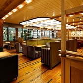 お子様連れのお客様も歓迎しておりますので、ご家族で楽しい食事を楽しめます。ただし、座席の配置の都合上、ベビーカーのままテーブルに着いてご利用いただけるお席にはなっておりませんので、ご不便をおかけいたしますが、ご理解とご協力をお願いいたします。お子様連れでのご来店お待ちしております。