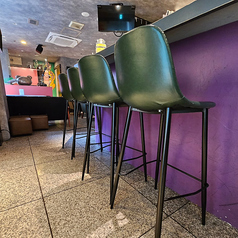 おしゃれなバーカウンターで、落ち着いたカフェタイムを。紫のアクセントが映える空間は、ひとりでゆっくり過ごしたい方にもおすすめ。