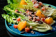 オレンジとビターチョコレートのロメインレタスシーザーサラダ