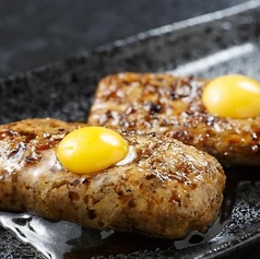 【食感がクセになる】軟骨入りの『牛タンつくね』はまろやかなうずらの黄身との相性が抜群◎の写真