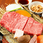 肉質はキメ細やかで、脂の入り方も上品でとろけるような至福の食感の【極厚サーロインステーキ牛】！