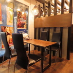 木の温もりに包まれた居心地の良い空間にテーブル席とお座敷席を多数完備。ご友人との食事や宴会に！