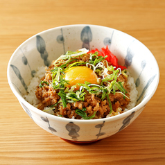 軍鶏そぼろ丼岡崎おうはん卵黄のせ