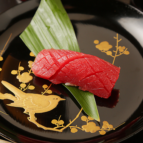 天神橋筋商店街にて、上質な江戸前鮨を堪能。美酒美食を五感で体感できる特別な空間