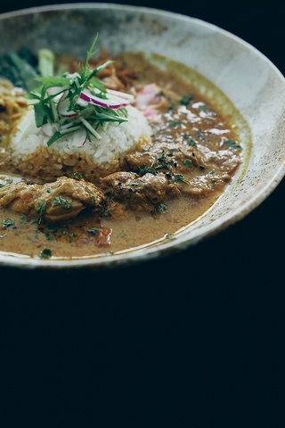 ひとつひとつの素材にこだわり抜いた香り高い和出汁ベースのスパイスカレー