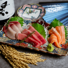 新鮮な魚介を厳選し、素材の持つ旨みをそのまま味わえる刺身。