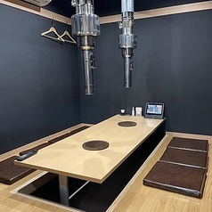 大人数での会食に最適な8名様までご利用可能な掘りごたつ個室です。足を伸ばせるため、長時間の宴会でも快適にお過ごしいただけます。ゆったりと座れるため、ご親族のお集まりやお祝いの席など特別なシーンにもぴったりです◎