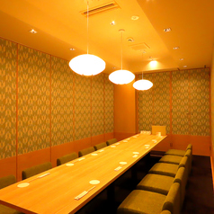 【個室12名様 テーブルタイプ】12名様までご利用可能◎座りやすく足を伸ばしてゆったり寛げるテーブル席は大人気♪接待や会食にピッタリの懐石コースもございます。黒毛和牛やズワイガニなどワンランク上の海の幸・山の幸を贅沢に使用したコースです。大切なシーンに是非お召し上がりください。