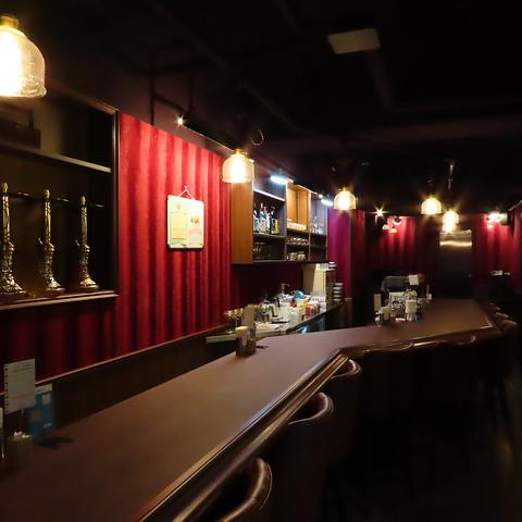 レトロな空間で、シーシャ、お酒、料理を楽しめるお店