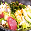 料理メニュー写真 海鮮とアボカドの生湯葉のせサラダ