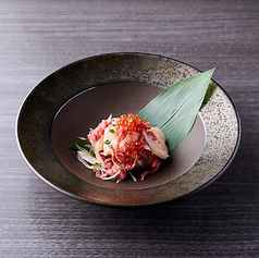 和牛もも肉とホタテのごま塩和え　いくらのせ