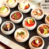 「カラダのために自然を食べよう」をテーマに、栄養バランスと美味しさを追求しております。自然の美味しさがたっぷり入った旬の素材を活かしたおばんざいで、心とカラダを満たす、豊かで健康的なお食事のひとときを。これからもずっと楽しんでいただける、そんなごはんをご提供し続けます。