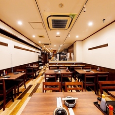 2名様向けのテーブル席は、周囲を気にせず会話を楽しめる使いやすい空間。友人との食事やちょっとした集まり、観光時の食事など幅広いシーンに対応できます。ほどよいプライベート感があり、落ち着いて食事ができるため、初めてのご来店でも安心してご利用いただけます。