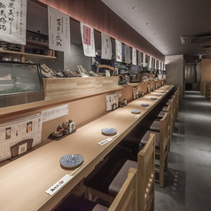 【カウンター席】お一人様のお食事や肩を隣り合わせたサシ飲みなど、実は色々な使い方ができるカウンター席◎キッチンの調理風景を見られる臨場感あふれるお席です♪