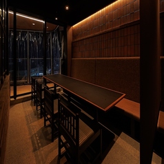 【半個室席】木の温もりと間接照明が温かい雰囲気を醸し出す店内。大切な人との特別な夜にも、自分へのご褒美ディナーにもぴったりなテーブル席をご用意。気の合う仲間とゆっくりお過ごし頂けるお席です。