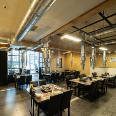 喫煙席は46席ご用意しています。ご利用人数に応じてお席をご案内いたします