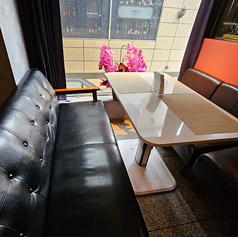 窓際のソファ席で、自然光を感じながらゆったり過ごせる癒しの空間。ソファ席でゆったりとカフェタイムをお楽しみください。