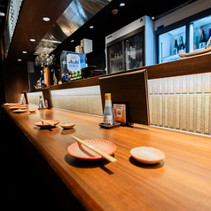 清潔感のある白木のカウンターと、間接照明が織りなすスタイリッシュな空間。目の前には厳選された日本酒や焼酎が並び、酒場ならではの高揚感を演出しています！肩を並べて語り合いたいデートに最適です。