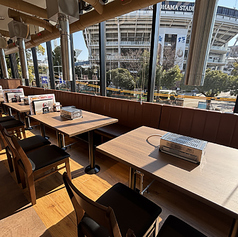 スタジアムが見える開放的なテーブル席