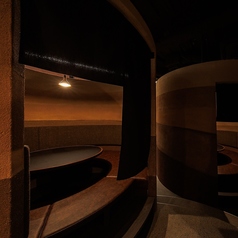 接待など大切なシーンでに最適な円卓式のお座敷個室もご用意しています。木のぬくもりとともにリラックスできるお席とテーブルのある個室は、周りを気にせずに会話が愉しめます。