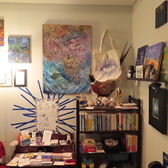 [本棚と展示スペース完備]本を読みながら過ごすもよし、自作アートを飾るもよし。感性を刺激するスペースが店内に点在。