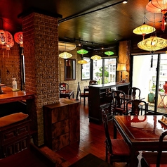 26席の落ち着いたモダン空間は、貸切にもぴったり。掘りごたつ個室も完備しており、お友達との集まりやデート、各種宴会などさまざまなシーンで利用可能です。非日常の雰囲気の中で、こだわりのお料理とお酒をゆったり楽しめます。