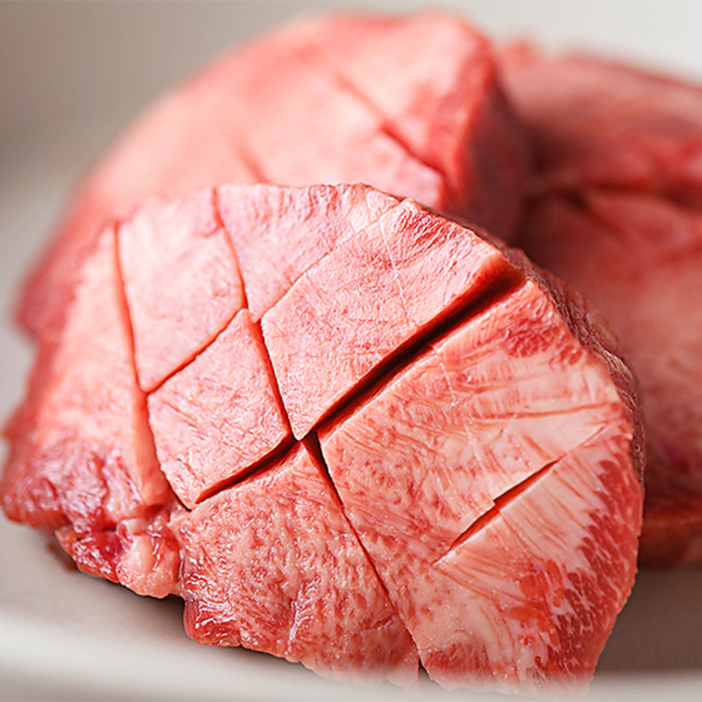 牛タンの旨味を厚切りで、特上の味わいを。肉の質と風味を心ゆくまでご堪能ください。