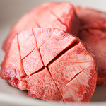 牛タンの旨味を厚切りで、特上の味わいを。肉の質と風味を心ゆくまでご堪能ください。