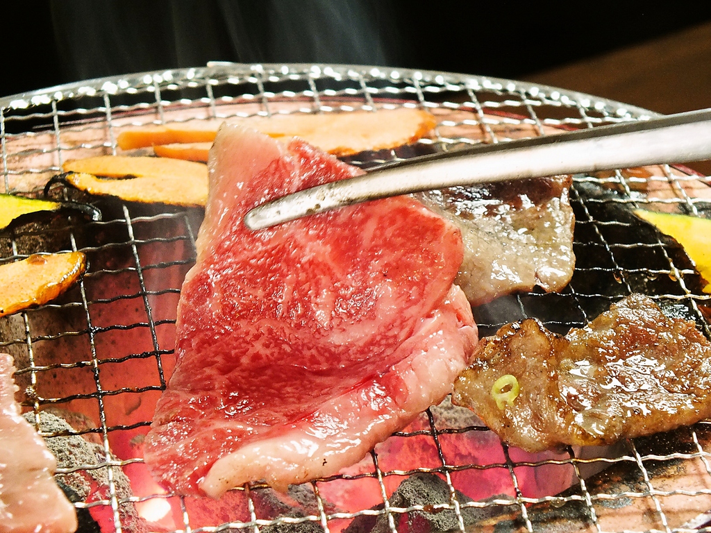 七輪で焼く焼肉は、じっくりお肉に火が入るので、焦げを少なく焼くことができます。