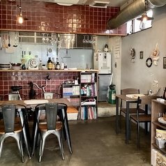 2人席テーブル×2、4人から8人席テーブル×1