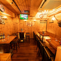 木の温もりと照明が織りなす落ち着いた大人空間