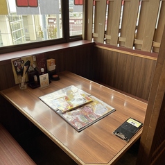 【2名様からご利用可能な半個室テーブル席】カップルのご利用にピッタリです！落ち着いた雰囲気の店内。その他にも、人数などに合わせてさまざまなお席をご用意しております♪友達や同僚との飲み会や接待、合コンにおすすめ！