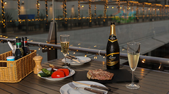 特別な夜にぴったりのウッドテーブル席。有明の夜景を楽しみながら本場トスカーナのBBQを味わう特別なひとときを。大切な方との記念日にもぜひご利用ください☆