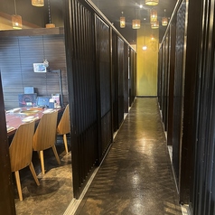 扉を外せば最大50名の宴会席にもなる椅子席