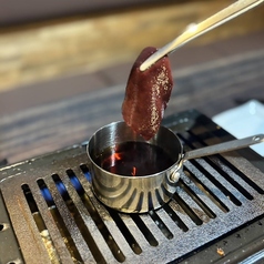 【とろける】朝採りの新鮮な極上レバーを熱々特製ダレにくぐらせるレバーしゃぶしゃぶの写真