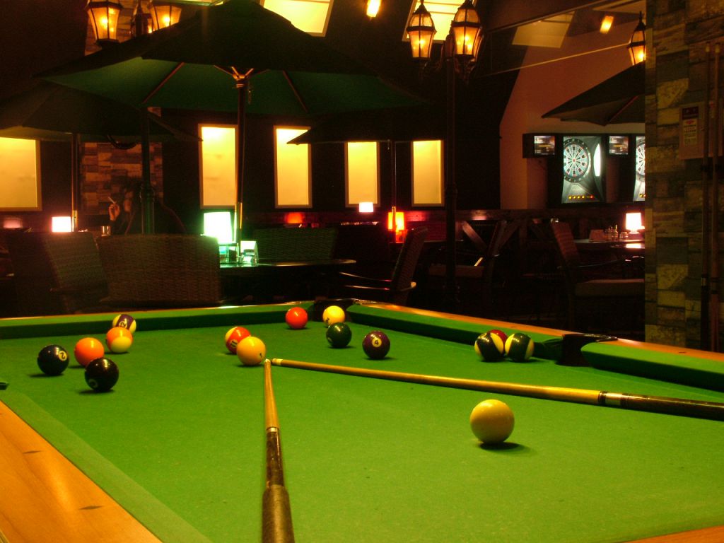 ビリヤードは１ＧＡＭＥ2００円！セッティング・ルールなどはお気軽にスタッフまで★