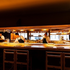 カウンター席は、お一人様でもデートでも利用できる多彩なシーンに対応した空間です。幅を広く取った設計により、大切な方との時間をゆっくりとくつろぎながら楽しむことができます。目の前で繰り広げられる料理の仕込みや焼き上げる様子を眺めながら、特別なひとときをお過ごしいただけます。