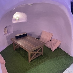 "かまくら"モチーフの人気個室空間♪非日常感を味わいながら、紫を基調としたこだわりのお洒落空間でランチやカフェ、ディナータイムをどうぞお楽しみください☆