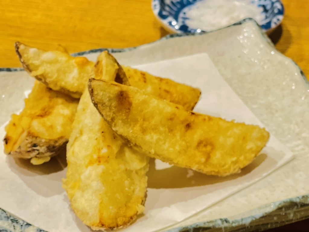 甘味のあるメークインをサクサクの天ぷらにしたおすすめの一品。素材の味を存分にお愉しみください。