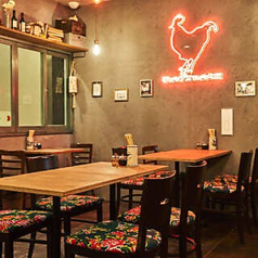 グループ利用にピッタリなテーブル席は4名様までご着席いただけます。テーブルを繋げることで12名様まで対応可能です◎