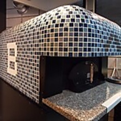 石窯で一気に焼き上げる本格Napoli pizza!焼き立てアツアツをお召し上がりください。