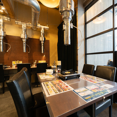 禁煙席は54席ご用意しています。ご利用人数に応じてお席をご案内いたします