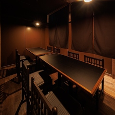 洗練されたシックな店内。人数によって席数を変えられるテーブル席は、ご宴会などにもピッタリ。