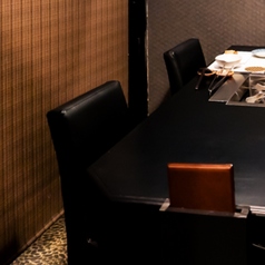 テーブル席は全28席あり、すだれで仕切った半個室もご用意。デートや会食、接待、貸切宴会など幅広いシーンにご利用いただけます。