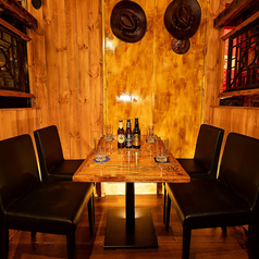 木の温もりに包まれた落ち着いたテーブル席。ほどよい距離感で座れる4名掛けで、仲間同士の飲み会やデートにも使いやすい雰囲気です。照明を少し落とした柔らかな空間が、ゆっくり語りたくなる時間をつくってくれます。クラフトビールや料理を楽しみながら、周りを気にせず過ごせる人気の席です。