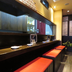 気軽に利用できるカウンター席は6席！お仕事帰りにサクッと飲みたい時や、カウンターでスタッフとお話ししながらごゆっくりとお食事もお楽しみ頂けます。